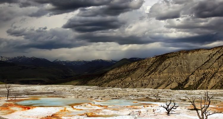 800px-Upper_Terraces_of_Mammoth_Hot_Springs